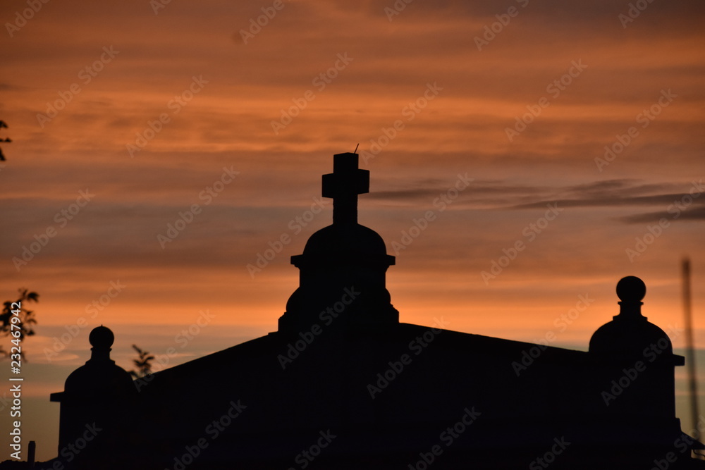 Kirchenschatten vor sandfarbenem Himmel 