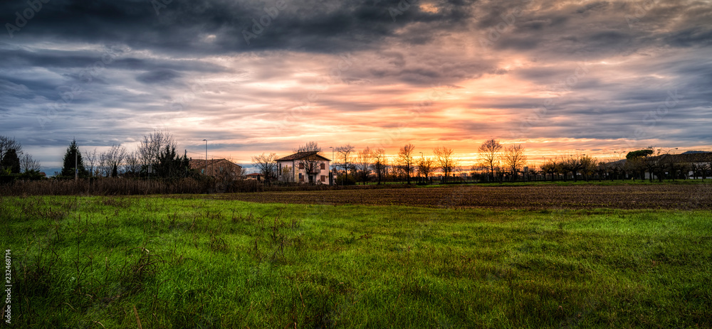 Paesaggio di campagna al tramonto in Pianura Padana