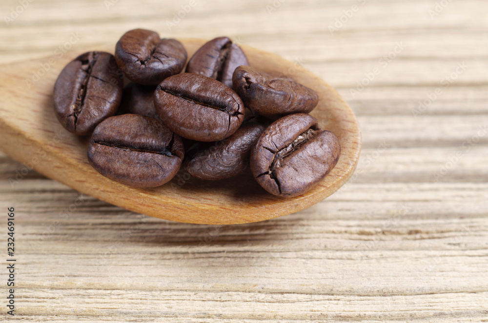 Obraz premium Coffee beans in spoon