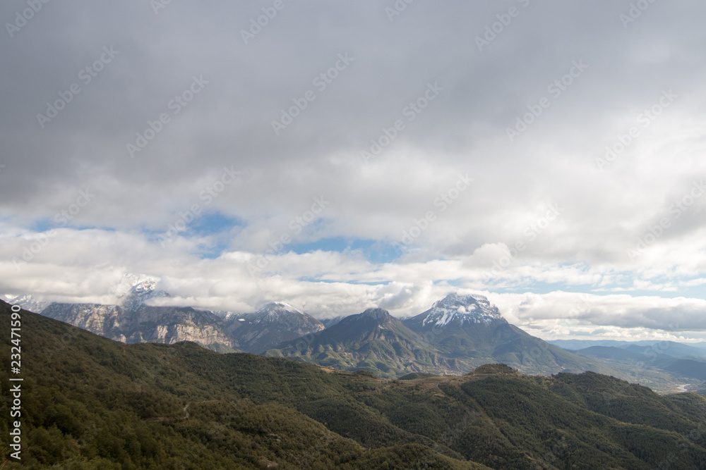 Fototapeta premium krajobraz gór i błękitnego nieba