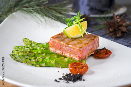 tuna steak with asparagus