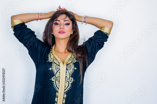 Ragazza marocchina in abito tipico mezzo busto photo