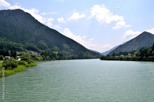 自然豊かな木曽川沿い風景