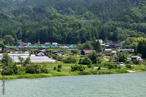 木曽川沿いを走るタンク貨物列車