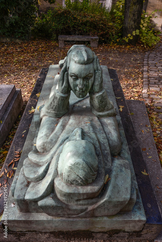 Cimetière du Père-Lachaise / Gisant sur la tombe de Fernand Arbelot