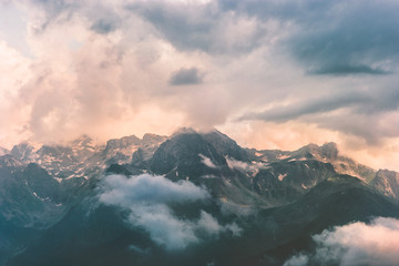 Ingelijste posters Meloenkleur Stormachtige wolken boven bergtoppen  © EVERST