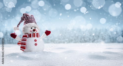 Obraz na płótnie Panoramic view of happy snowman in winter secenery with copy space
