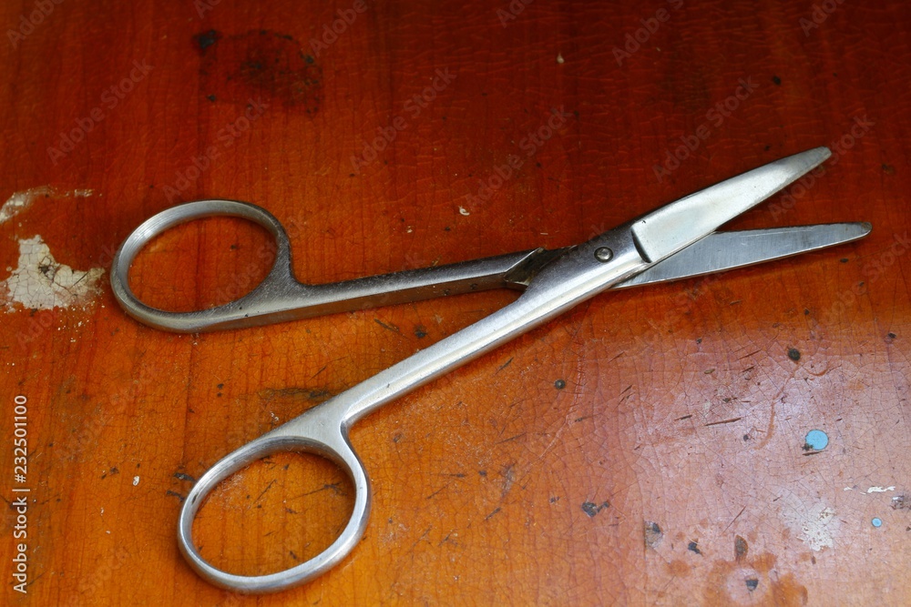 Obraz premium The scissors on the table