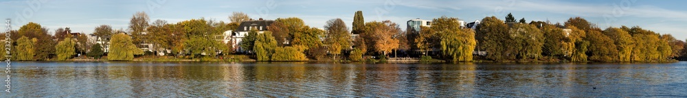 Obraz premium Panorama Alsterufer Hamburg Winterhude im Herbst