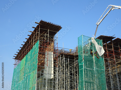 Fotografi Metal scaffolding installed by construction workers at the construction site