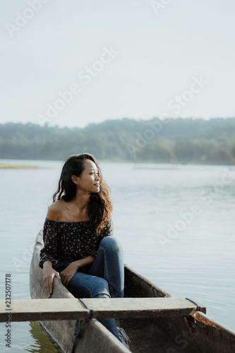 asian young woman canoeing on lake © Odua Images