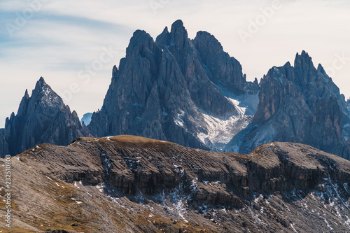 Wandern entlang der drei Zinnen (Tre Cime di Lavaredo) bei blauem Himmel und Sonnenschein