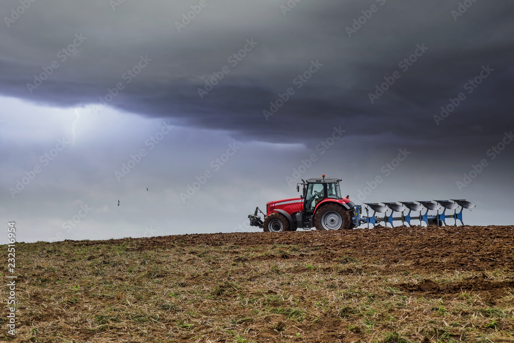 Obraz premium labourer avant l'arrivée de l'orage
