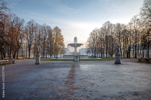 Fontanna w parku Saskim w Warszawie, Jesień #232517789