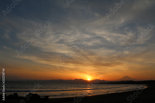 湘南の海と夕陽と時々富士山 © Koji