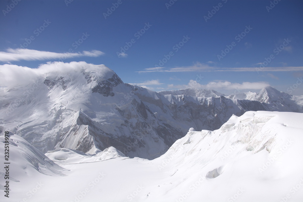 Fototapeta premium snow at top of mountains