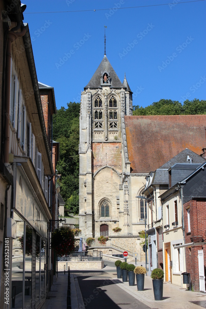 Clocher de l'église Saint-Nicolas depuis une rue de Beaumont-le-Roger