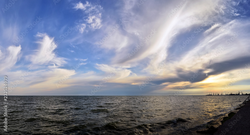 Obraz premium sunset over the sea