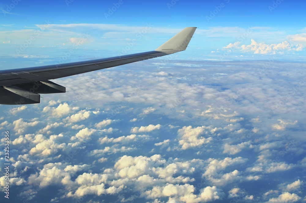 Fototapeta premium the wing of the plane in the clouds