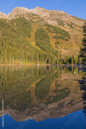 Fototapeta Naklejka Na Ścianę i Meble -  Autumn Reflection of the Tetons in String Lake