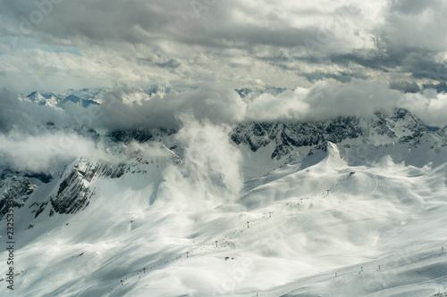 Blick von der Zugspitze in die umliegende Gebirgslandschaft mit Skilift