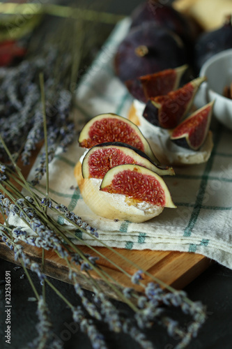  Bruschetta with figs, cheese and honey