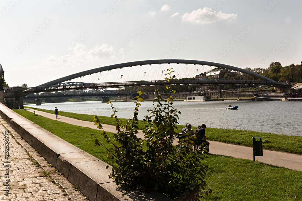 Fototapeta premium Puente sobre el rio Vístula en Cracovia, Polonia.