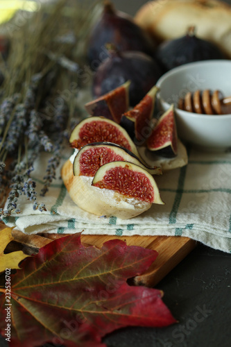  Bruschetta with figs, cheese and honey