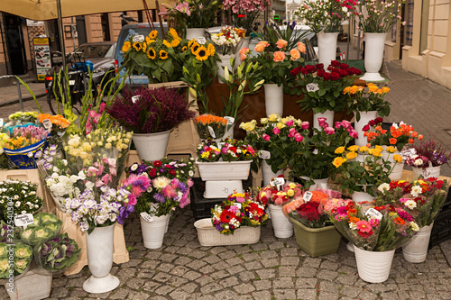 Venta de flores en puesto callejero.