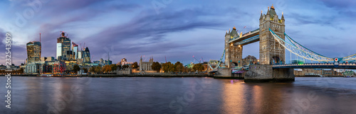 Panorama der Skyline von London  von der Tower Bridge bis zur City of London am Abend