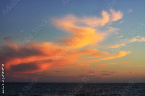 HORIZONTE DE NUBES ILUMINADAS POR EL SOL AL ATARDECER