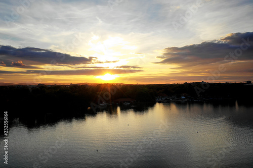 Sonnenuntergang Drohnenaufnahme   ber See und Wald