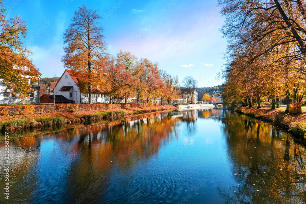Fototapeta premium Wunderschöne herbstliche Flusslandschaft in Nagold, Schwarzwald