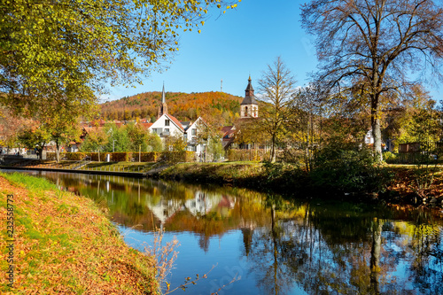 Wunderschöne herbstliche Flusslandschaft in Nagold, Schwarzwald © EKH-Pictures
