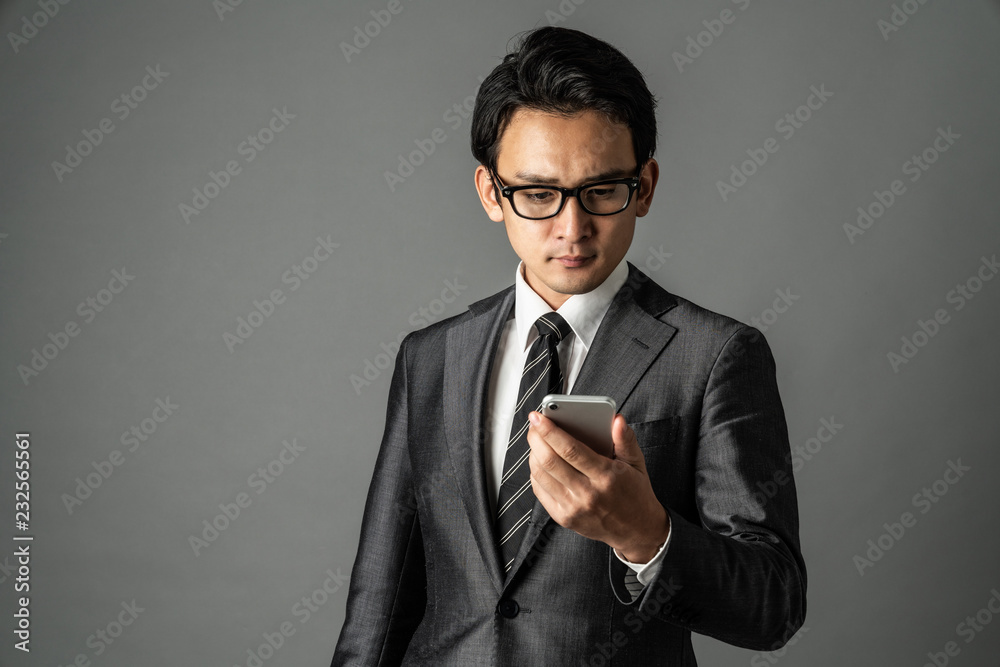 スマホを見る男性 スマホを見る男性