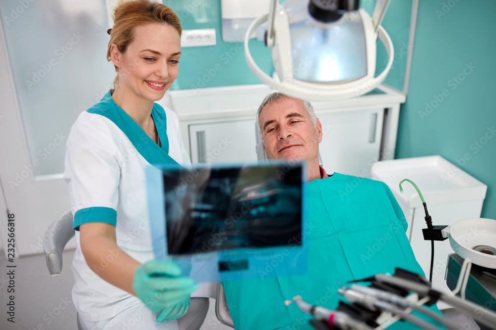 Obraz premium Female dentist show X-ray