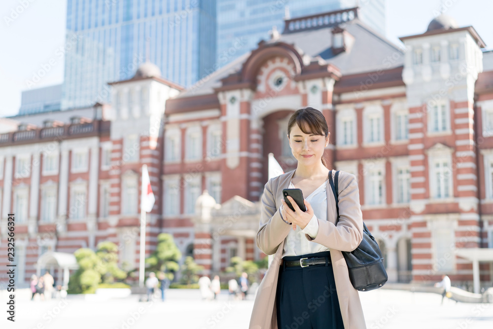 Fototapeta premium 女性・スマートフォン