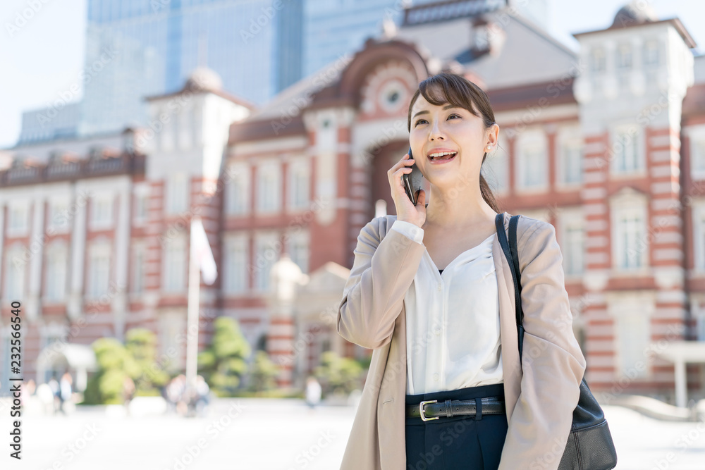 Fototapeta premium 女性・スマートフォン・通話