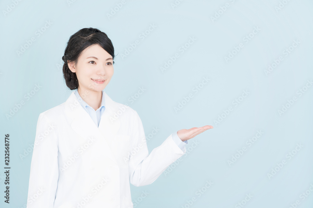 白衣を着た女性 白衣を着た女性