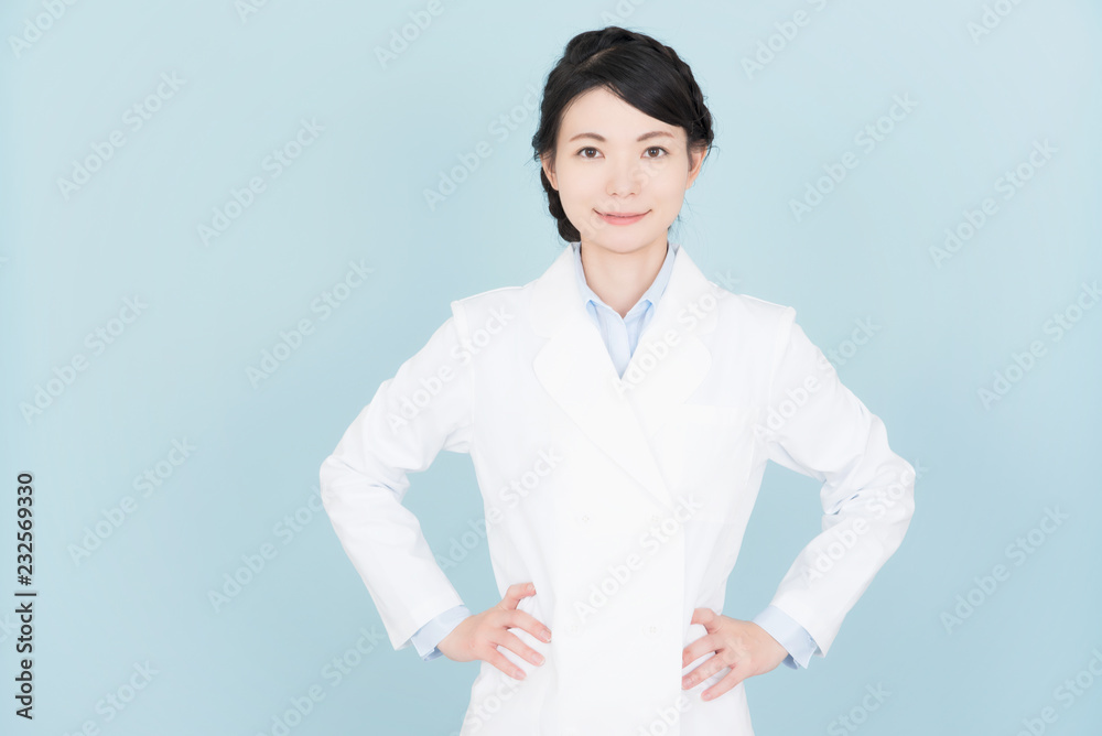 白衣を着た女性