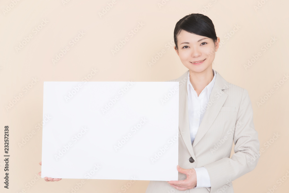 スーツを着た女性 スーツを着た女性