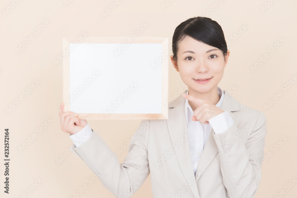 スーツを着た女性 スーツを着た女性