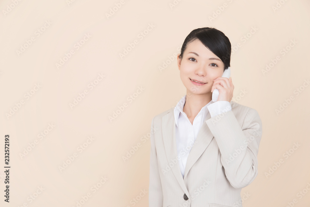 スーツを着た女性 スーツを着た女性