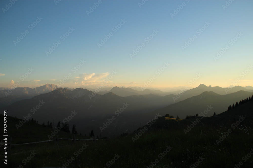 Fototapeta premium Blick inss mangfallgebirge mit Schinder, Guffert, Roßkopf, Stolzenberg, Blankenstein und Risserkogel