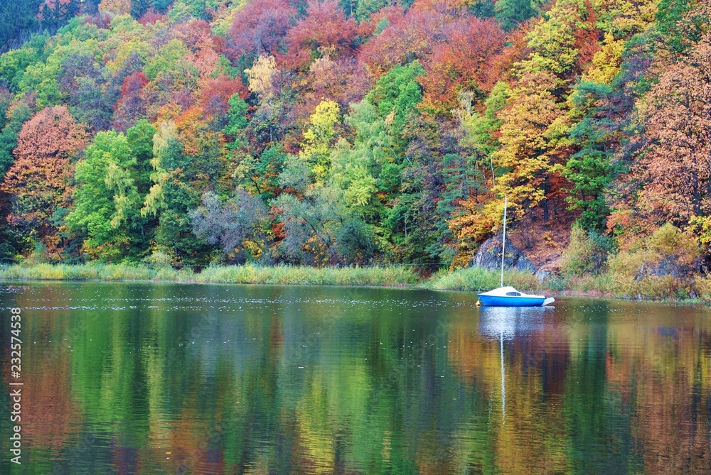 Obraz premium Pejzaż jesienny nad jeziorem