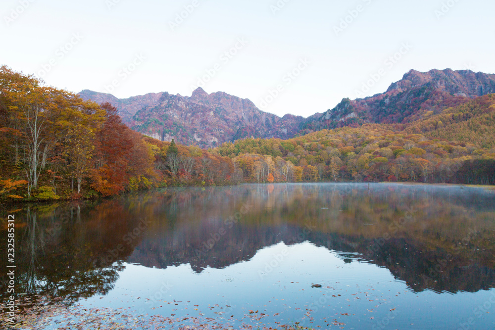 長野県　鏡池に映る紅葉