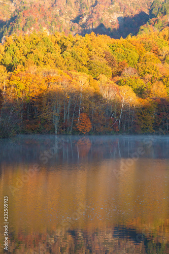 長野県 鏡池に映る紅葉