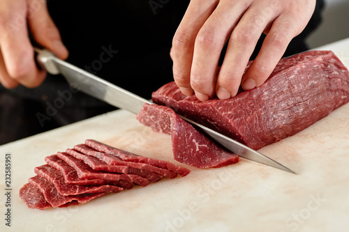Fototapete 肉をスライスする男性