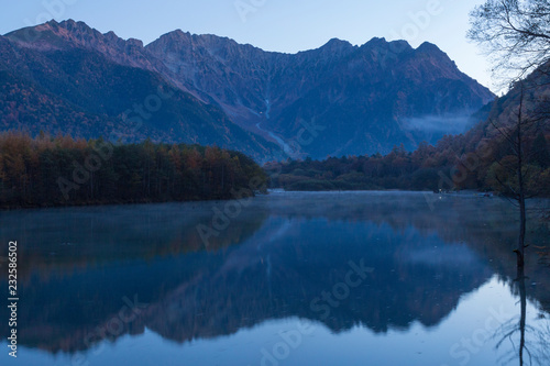 長野県　大正池に映る紅葉の北アルプス © 俊樹 高椋