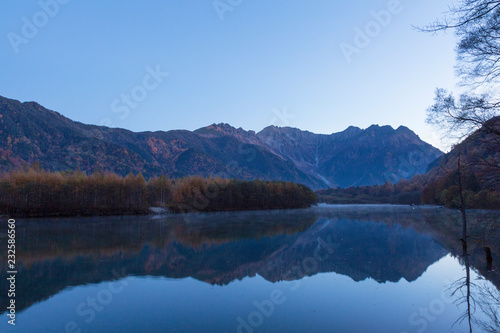 長野県 大正池に映る紅葉の北アルプス